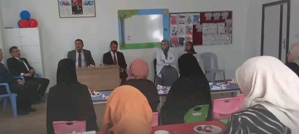 Afyonkarahisar Emirdağ Müftülüğü, ilçedeki Kur’an kurslarında eğitim gören öğrencilerin velileriyle