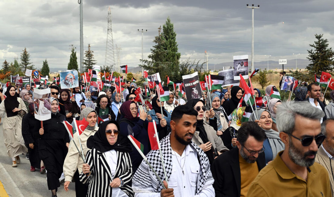 Afyon Kocatepe Üniversitesi (AKÜ) akademik ve idari personeli ile öğrencileri,