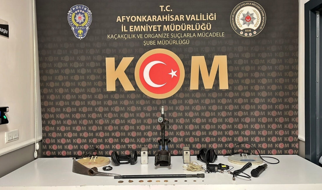 Afyonkarahisar İl Emniyet Müdürlüğü ekipleri, şüphe üzerine durdurulan bir araçta