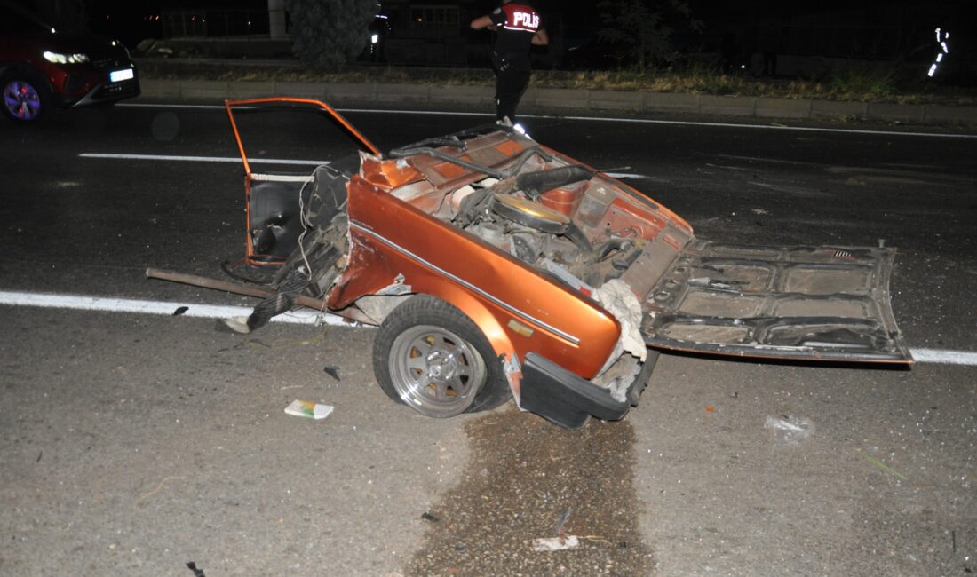 Manisa’nın Salihli ilçesinde, karşı şeride geçen bir otomobilin pikapla çarpışması