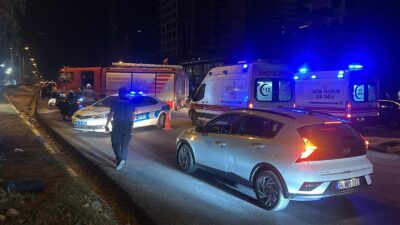 Hatay’ın İskenderun ilçesinde, sürücüsünün kontrolünü kaybettiği bir Honda otomobil, kaldırımdaki