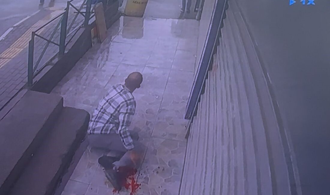 Bursa Osmangazi’de, husumetlisini tekel bayisinde gören Mert K., yanında getirdiği