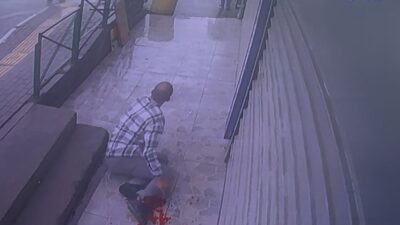 Bursa Osmangazi’de, husumetlisini tekel bayisinde gören Mert K., yanında getirdiği