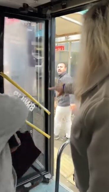 Ana Sayfa › Asayiş › Otobüs Sürücüsü Yolculara Küstü, Otobüsü