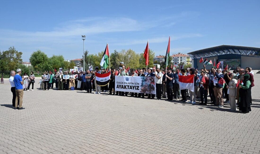 AFYONKARAHİSAR (AA) – Afyonkarahisar'da üniversite öğrencileri ve akademisyenler, Filistin'e destek
