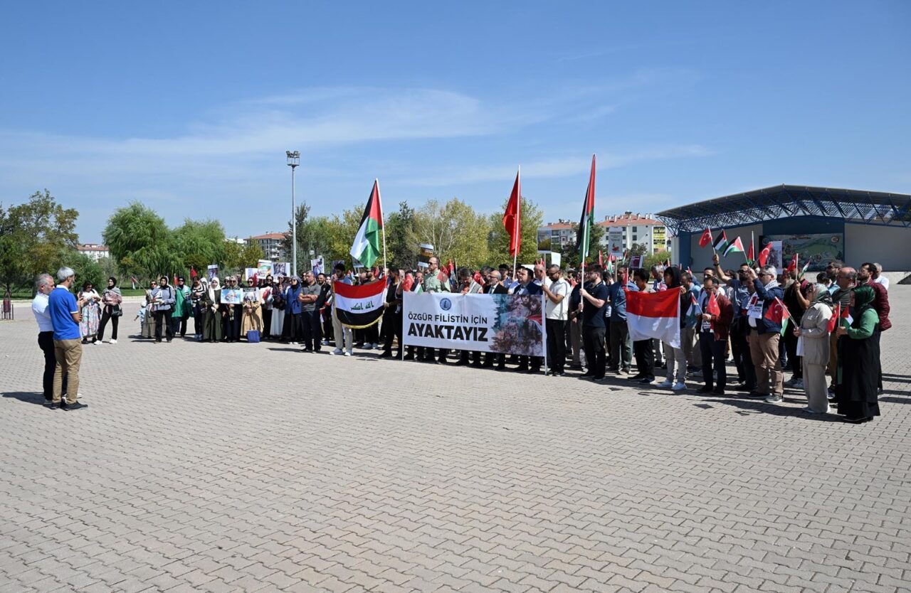 AFYONKARAHİSAR (AA) – Afyonkarahisar'da üniversite öğrencileri ve akademisyenler, Filistin'e destek