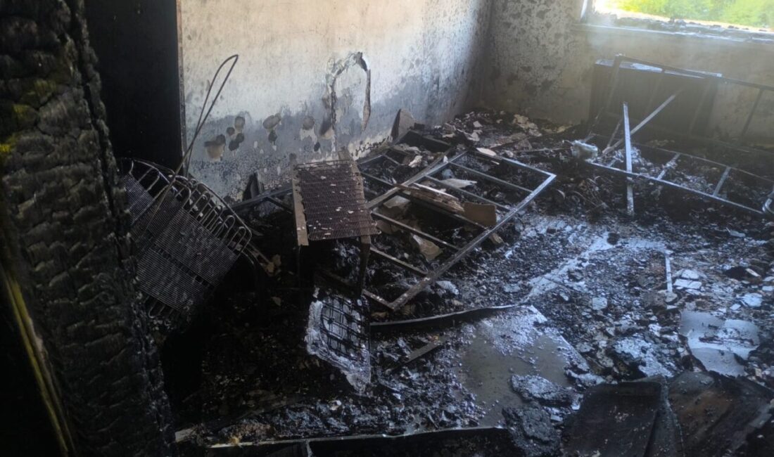 AFYONKARAHİSAR (AA) – Afyonkarahisar'da bir aparmanda çıkan yangında yaralanan 3