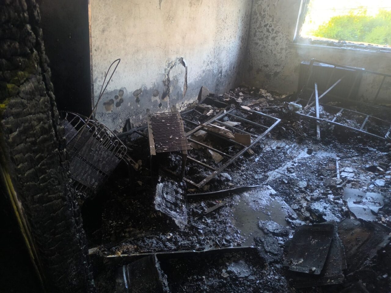 AFYONKARAHİSAR (AA) – Afyonkarahisar'da bir aparmanda çıkan yangında yaralanan 3