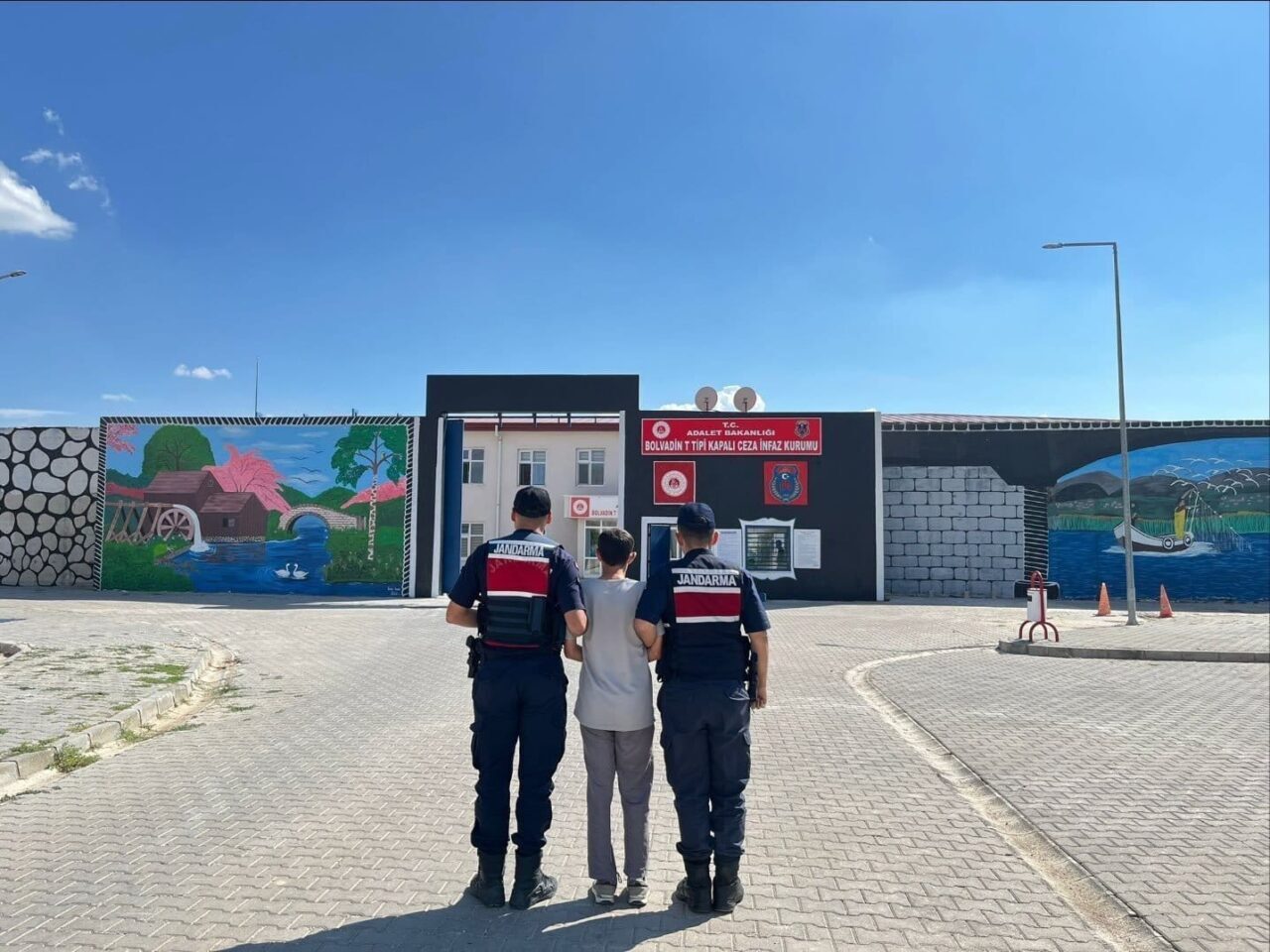 AFYONKARAHİSAR (AA) – Afyonkarahisar'da asayiş operasyonlarında yakalanan 28 kişiden 6'sı