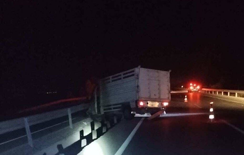 AFYONKARAHİSAR (AA) – Afyonkarahisar'ın Emirdağ ilçesinde refüjdeki bariyere çarpan kamyonetteki