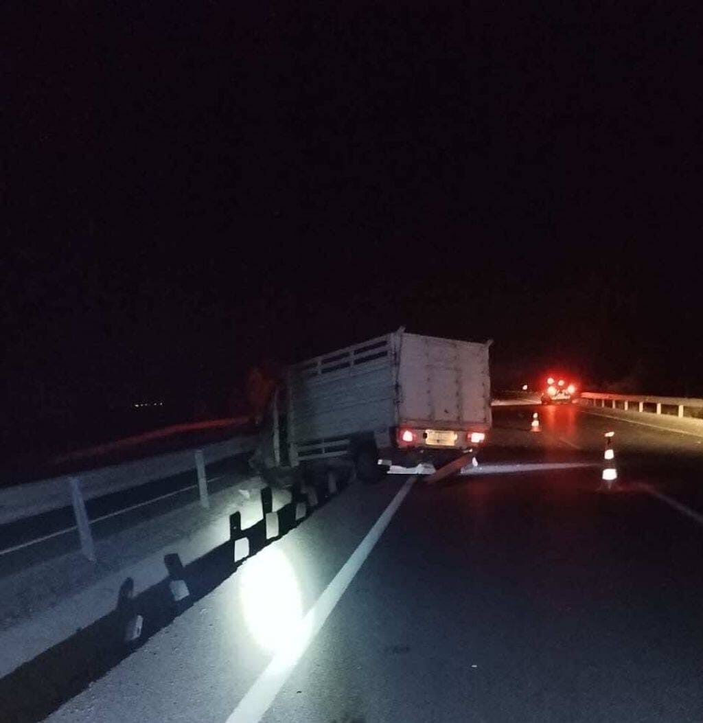 AFYONKARAHİSAR (AA) – Afyonkarahisar'ın Emirdağ ilçesinde refüjdeki bariyere çarpan kamyonetteki