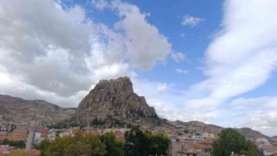 Afyonkarahisar yeni haftaya serin ve kapalı bir havayla başlarken, sıcaklıklarda