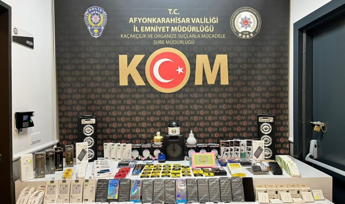AFYONKARAHİSAR (AA) – Afyonkarahisar’da gümrük kaçağı telefon ve parçaları sattığı