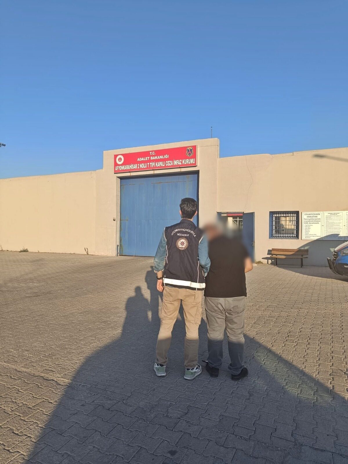 AFYONKARAHİSAR (AA) – Afyonkarahisar'da göçmen kaçakçılığı yaptığı iddiasıyla gözaltına alınan