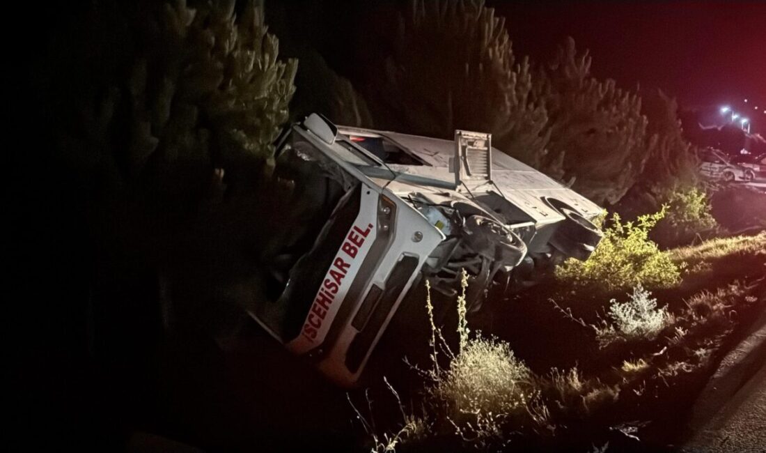 AFYONKARAHİSAR (AA) – Afyonkarahisar'ın İscehisar ilçesinde midibüsün yolun kenarına devrilmesi