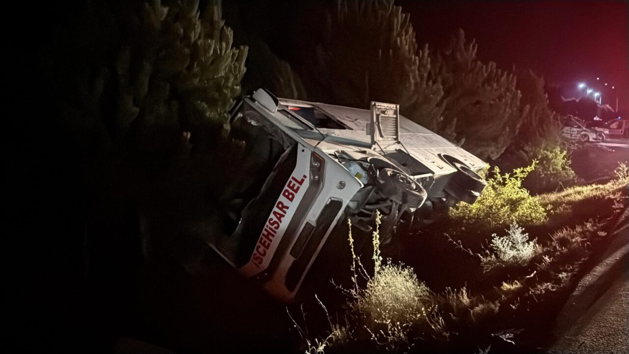 AFYONKARAHİSAR (AA) – Afyonkarahisar'ın İscehisar ilçesinde midibüsün yolun kenarına devrilmesi