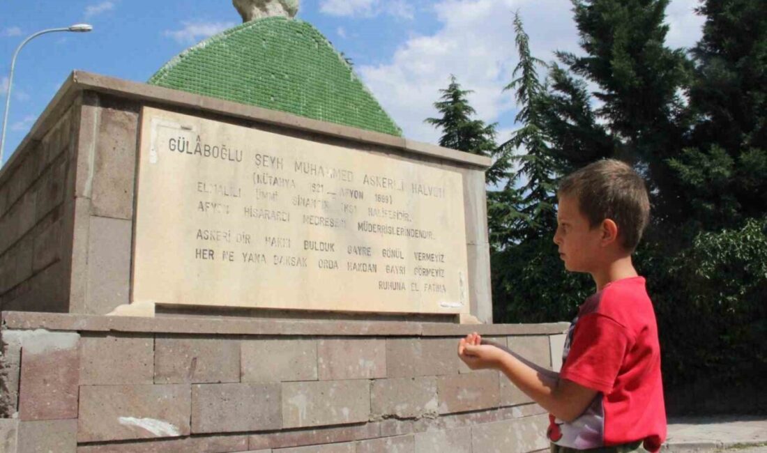 Afyonkarahisar’da 63 yılı aşkındır yol ortasında duran ‘Askeri Baba’ isimli