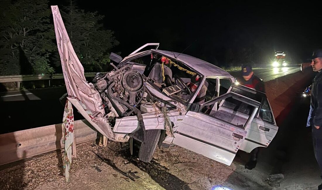 AFYONKARAHİSAR (AA) – Afyonkarahisar'ın Sinanpaşa ilçesinde refüje çarpan otomobildeki 5'i