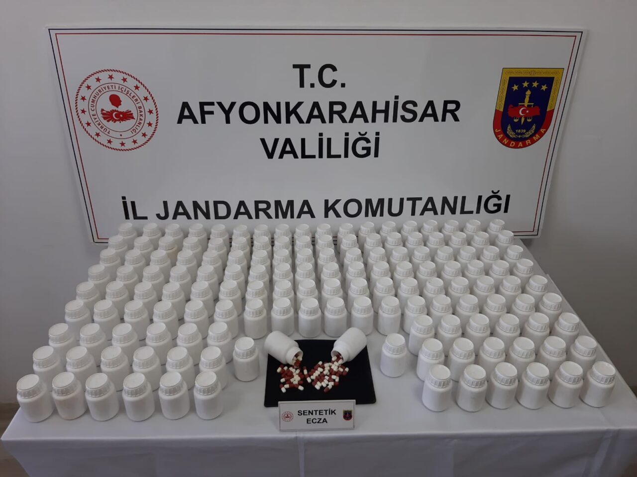 AFYONKARAHİSAR (AA) – Afyonkarahisar'da uyuşturucu operasyonunda gözaltına alınan 2 zanlı