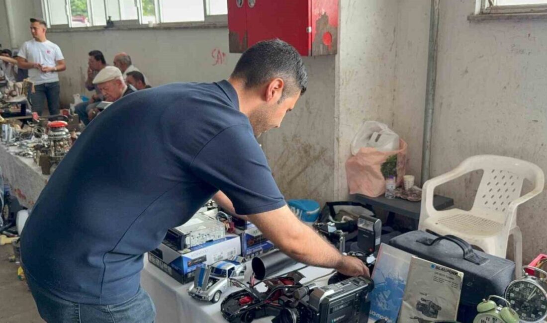 Afyonkarahisar’da her ay düzenli olarak açılan antika pazarı vatandaşlardan yoğun