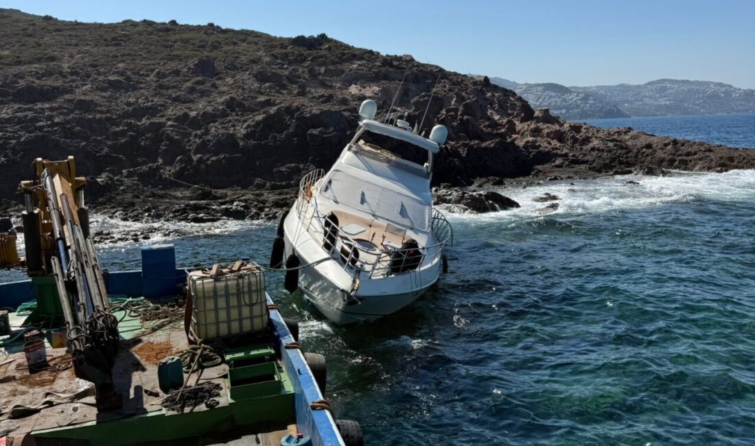MUĞLA (AA) – Muğla'nın Bodrum ilçesinde arızalanıp kayalıklara çarpan motoryattaki