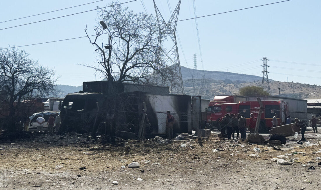 İZMİR (AA) – İzmir'in Bornova ilçesinde konteynerde başlayıp kamyona sıçrayan