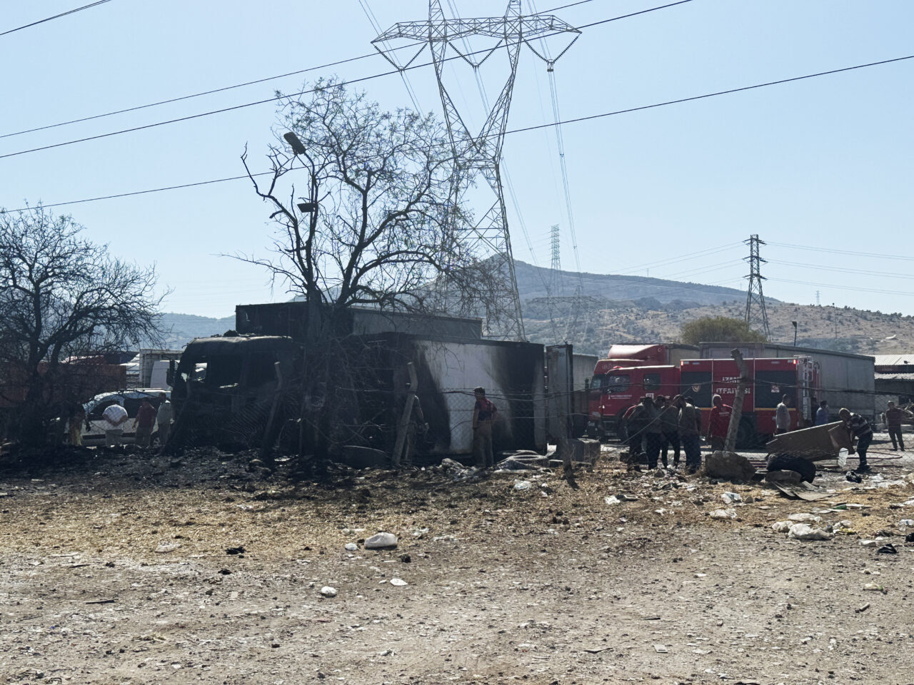 İZMİR (AA) – İzmir'in Bornova ilçesinde konteynerde başlayıp kamyona sıçrayan