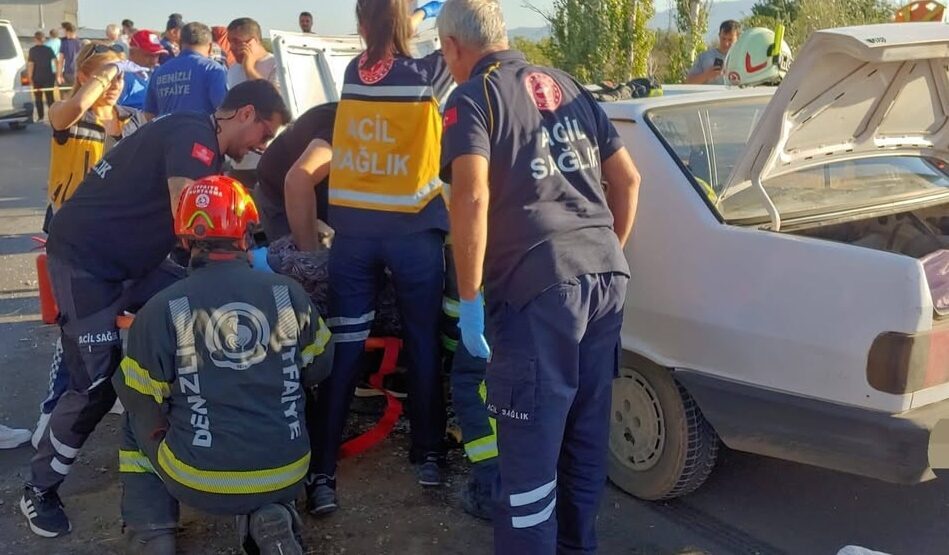 DENİZLİ (AA) – Denizli'nin Acıpayam ilçesinde, yolda bekleme yapan hafif