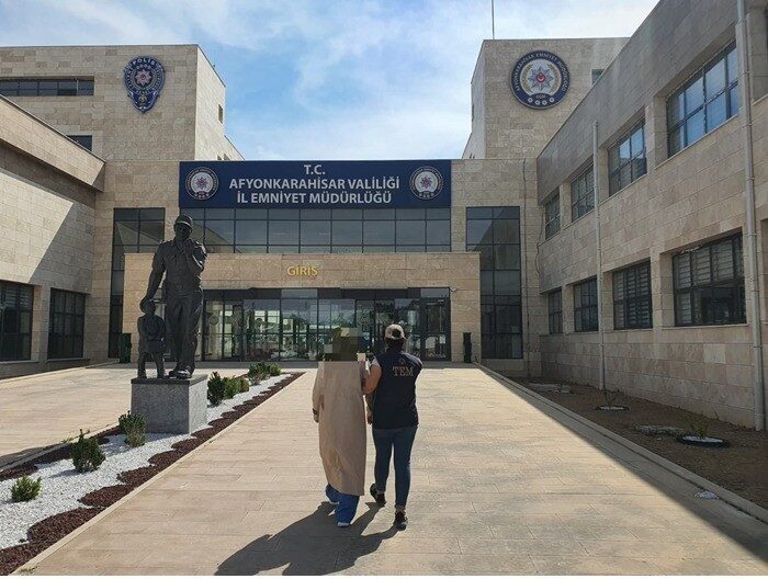 Afyonkarahisar’da polis tarafından yapılan operasyonda FETÖ’nün sözde büyük bölge talebe