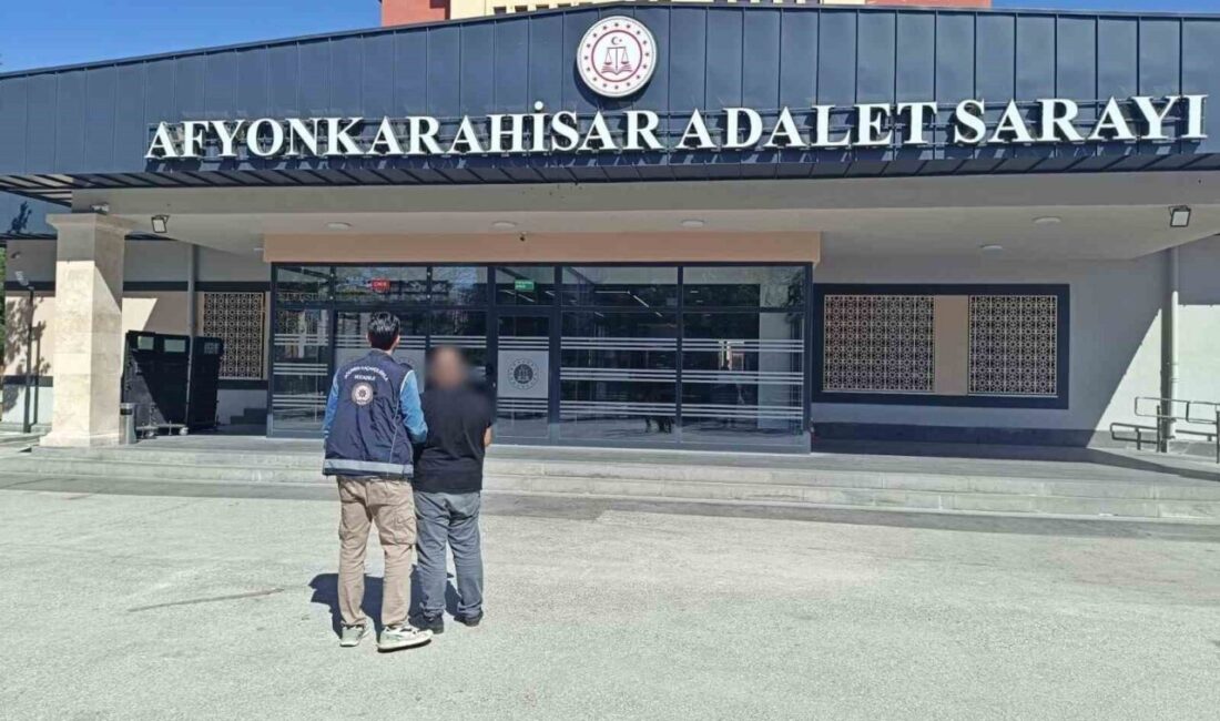Afyonkarahisar’da kullandığı aracın bagajında düzensiz göçmen taşıyan bir şahıs polisin