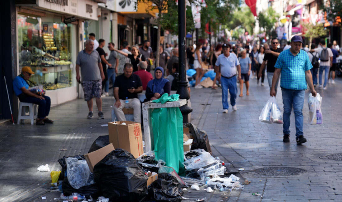 İZMİR (AA) – İzmir'in Karşıyaka ve Konak ilçelerinde yaşayan vatandaşlar,