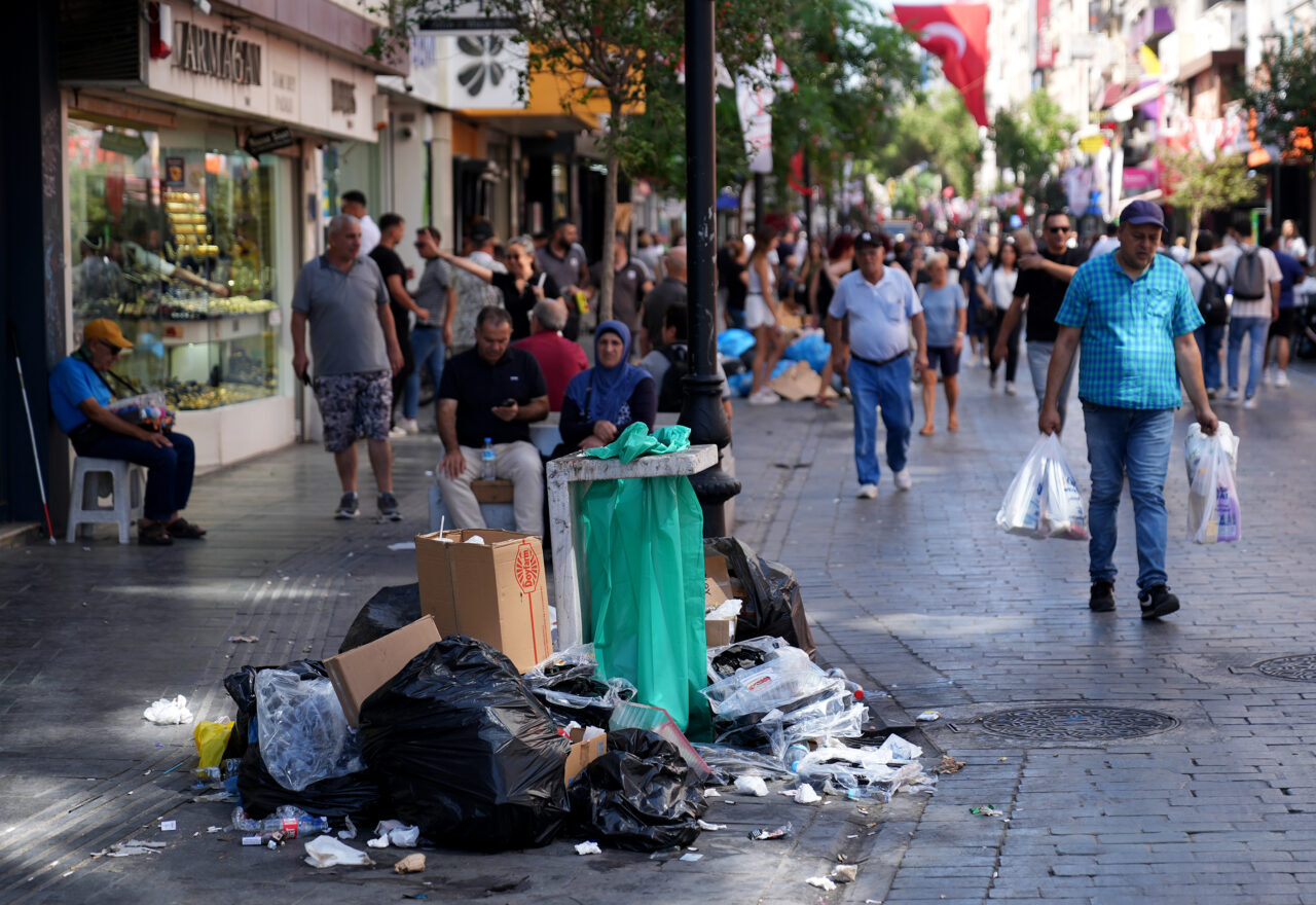 İZMİR (AA) – İzmir'in Karşıyaka ve Konak ilçelerinde yaşayan vatandaşlar,