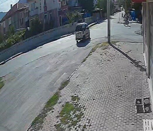 Afyonkarahisar’da hafif ticari araçla çarpışan motosiklet sürücüsü kaldırıldığı hastanede yaşamını