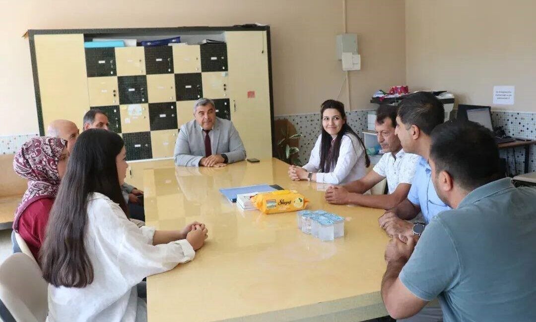 Afyonkarahisar İl Milli Eğitim Müdürü Miraç Sünnetci, öğrencilere meslek seçimleriyle