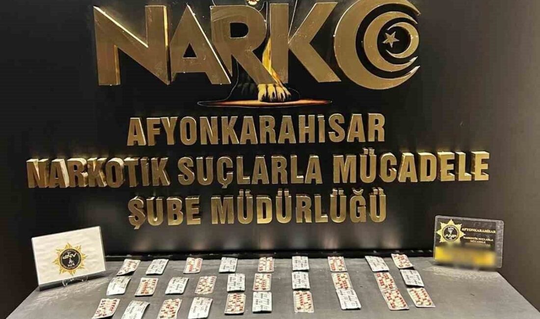 Afyonkarahisar’da polis tarafından durdurulan otomobilde uyuşturucu madde ve haplarla yakalanan