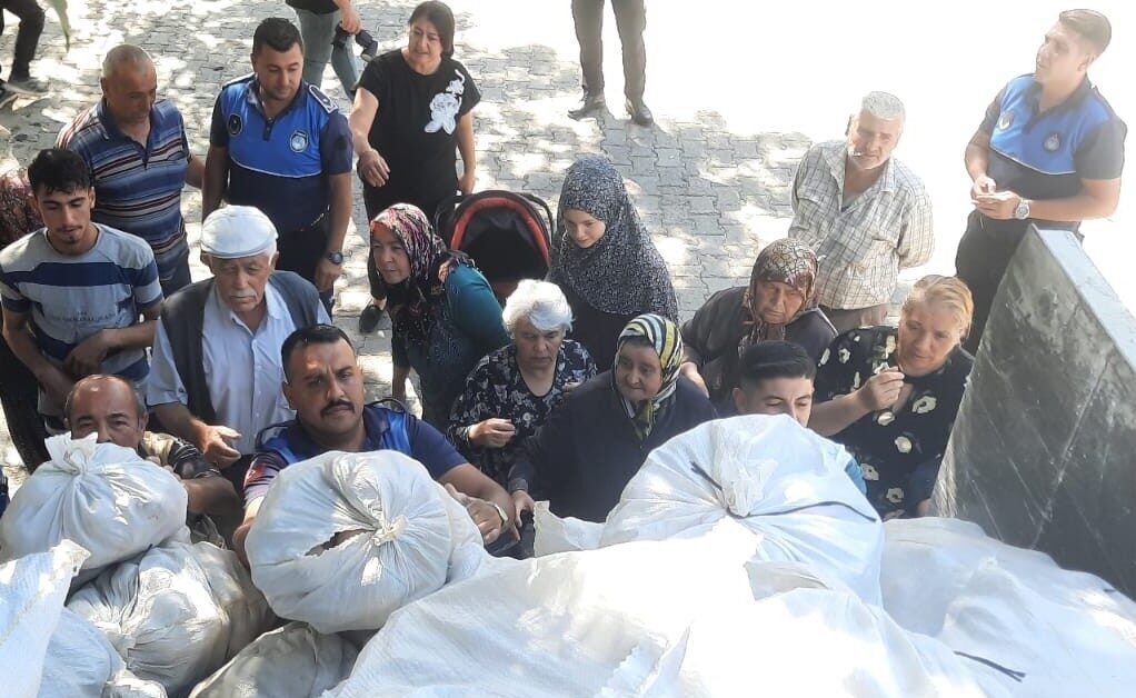 Afyonkarahisar’ın Dinar vatandaşlara ücretsiz olarak yaklaşık 30 ton patates dağıtıldı.