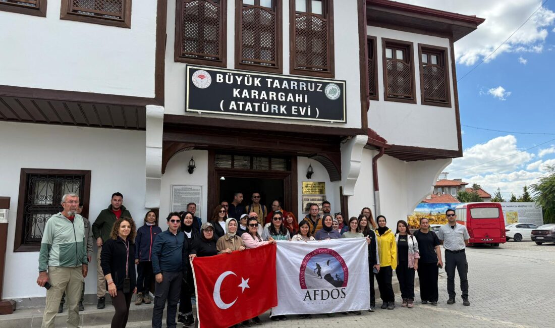 Sabah saatlerinde Şuhut’a gelen kulüp üyeleri, ilk olarak Bininler Kaya