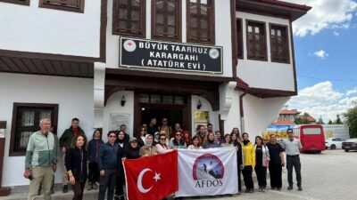 Sabah saatlerinde Şuhut’a gelen kulüp üyeleri, ilk olarak Bininler Kaya