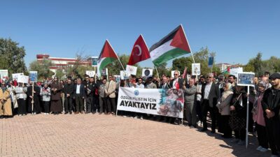 Afyon Kocatepe Üniversitesi (AKÜ) akademik ve idari personeli ile öğrencileri,