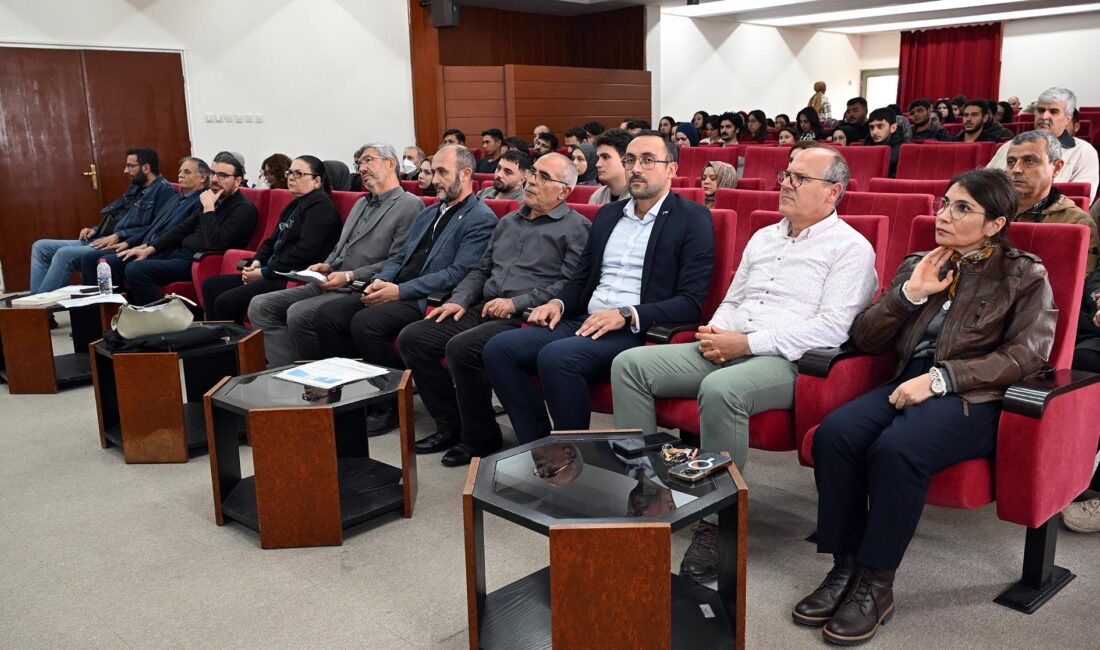 İlahiyat Fakültesi Dekanı Prof. Dr. Mustafa Güler başkanlığında gerçekleştirilen panele;