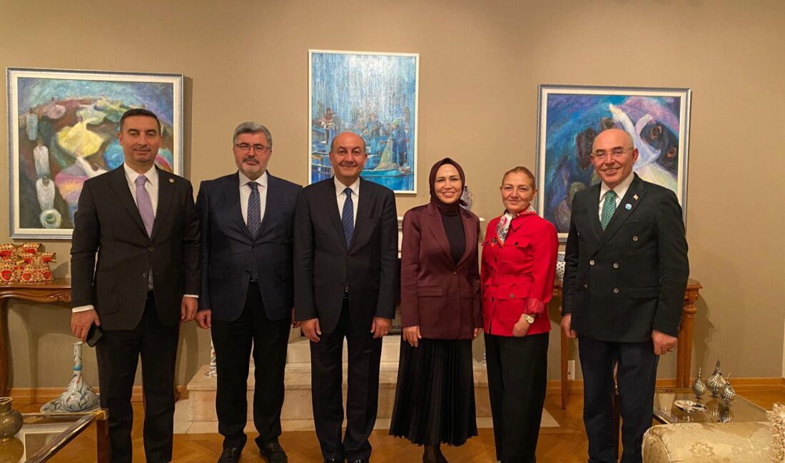 Toplantı süresince çeşitli ülke temsilcileriyle görüşen Özkaya, Türkiye’nin uluslararası iş