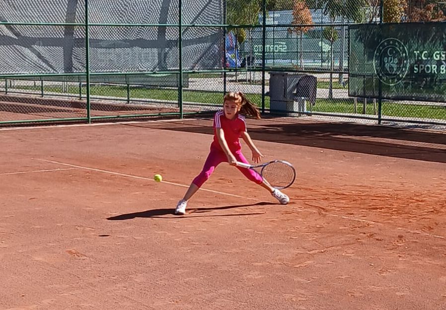 Turnuvanın 12 yaş kategorisinde Afyonkarahisar’ı temsil eden Hafsa Zehra Çınar,