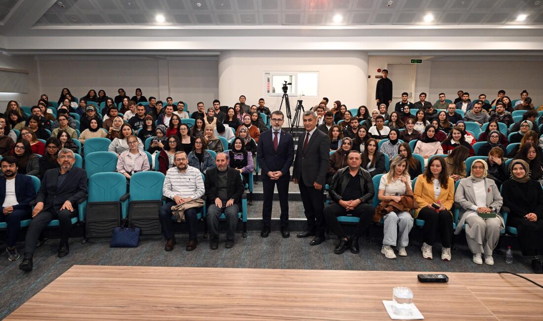 İlahiyat Fakültesi Konferans Salonu’nda gerçekleştirilen derse; Hukuk Fakültesi Dekanı Prof.