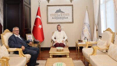 Vali Yiğitbaşı, yoğun çalışma temposuna rağmen şehit ailelerini de unutmuyor.