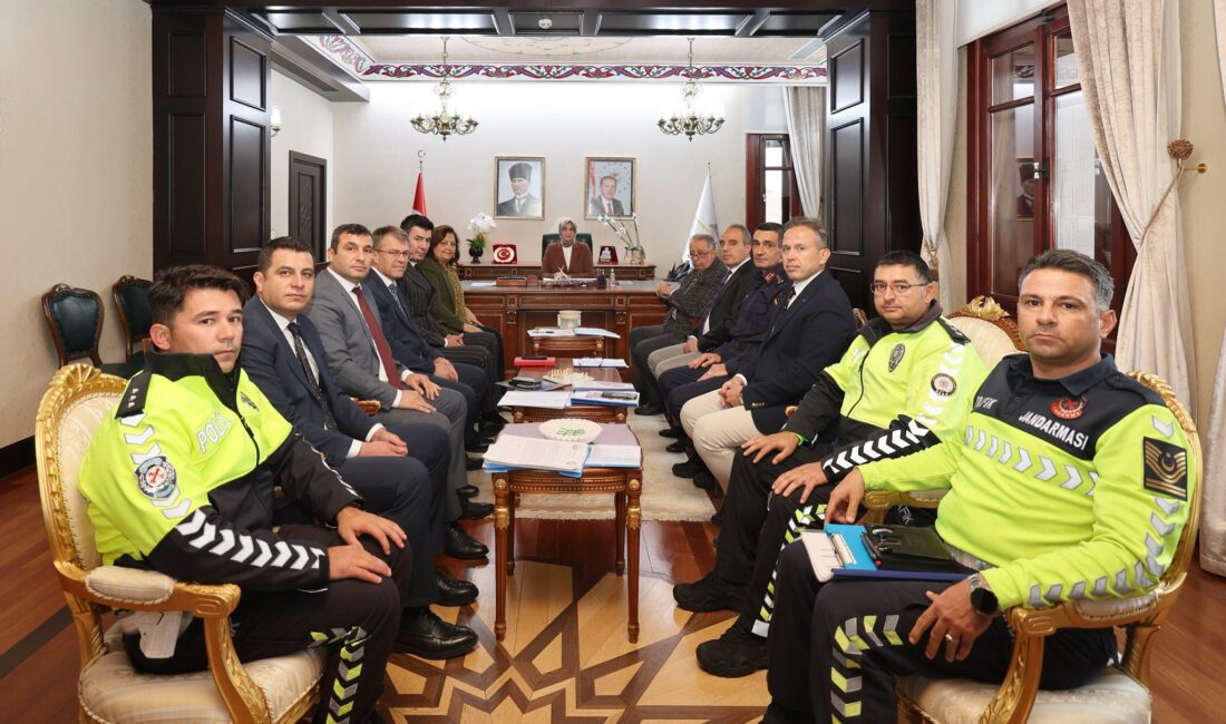 Toplantıya Belediye Başkanı Burcu Köksal, Vali Yardımcıları Celil Ateşoğlu ve