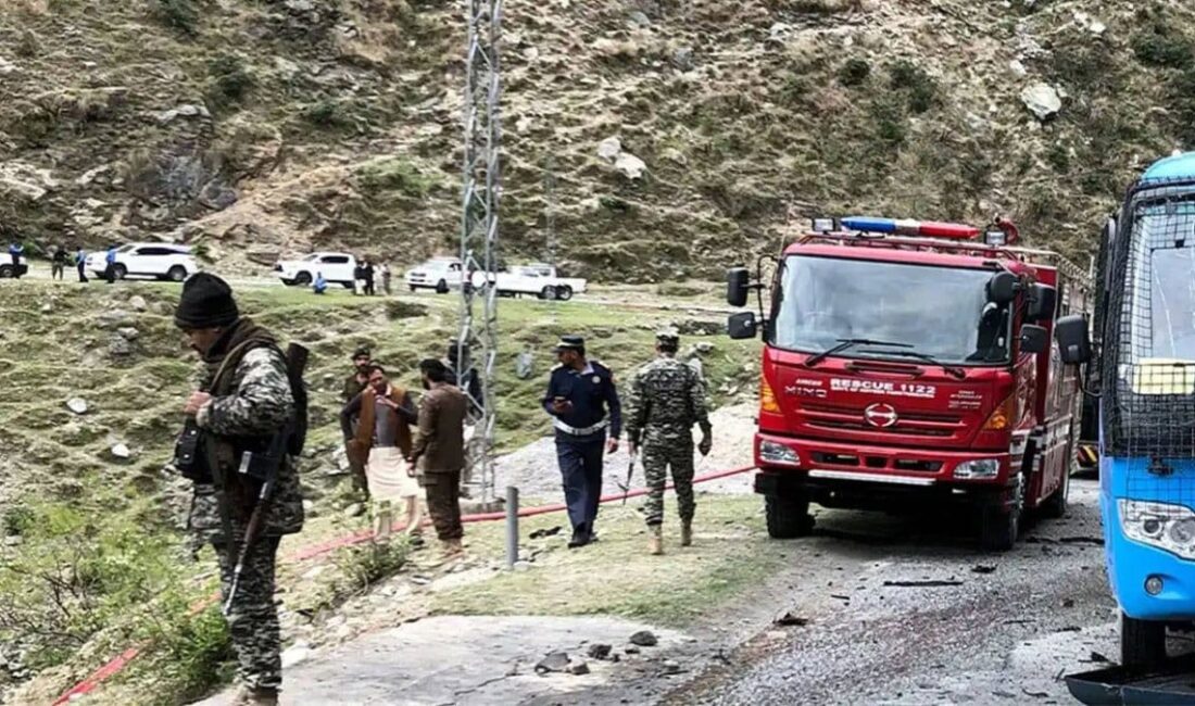 Pakistan’ın Swat bölgesinde otoyolda seyir halindeki bir kamyon, yoldan çıkarak