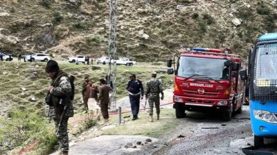 Pakistan’ın Swat bölgesinde otoyolda seyir halindeki bir kamyon, yoldan çıkarak