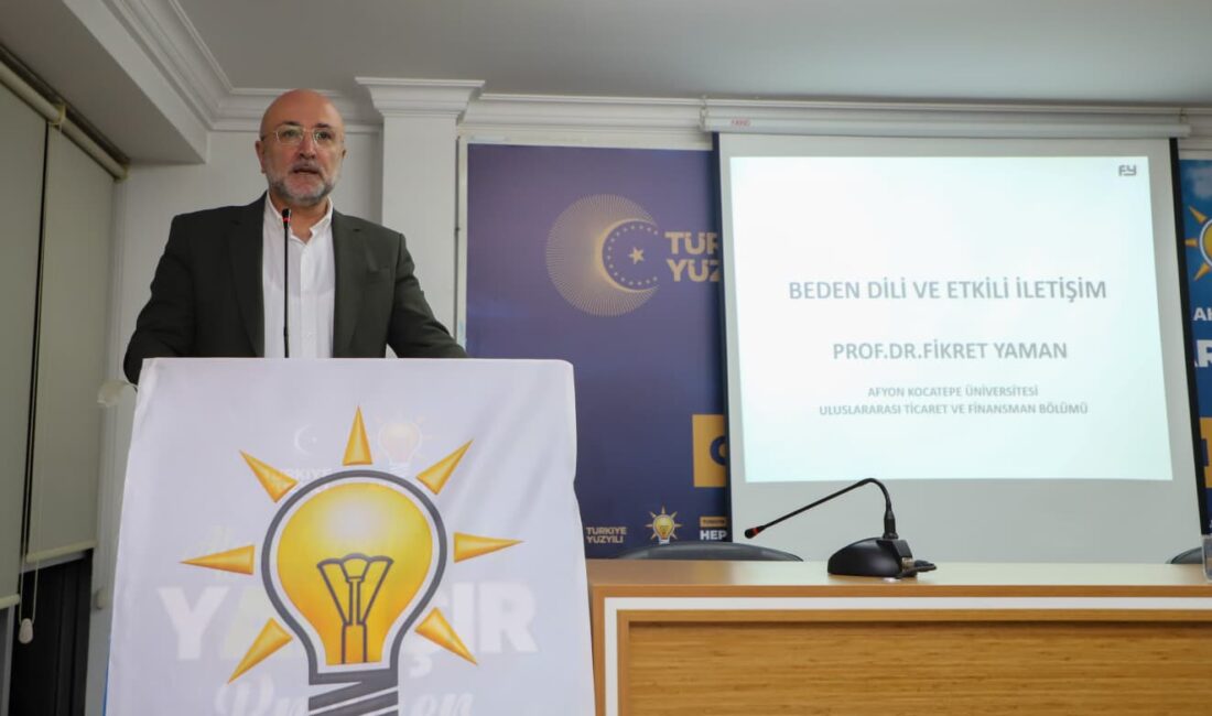 İl Başkanlığı binasındaki konferans salonunda gerçekleşen eğitime; İl Başkan Yardımcıları,