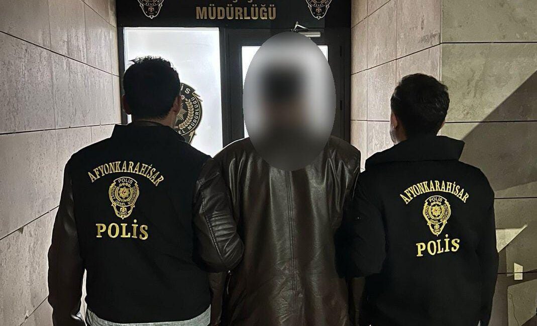 Hakkında; dolandırıcılık, tehdit, hakaret ve özel belgede sahtecilik gibi çok