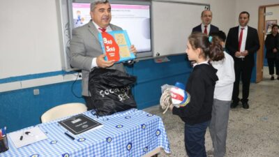 Sünnetci, okul ziyaretinde öğrencilerle bir araya geldi. Sınıf ziyaretlerinde geleneksel
